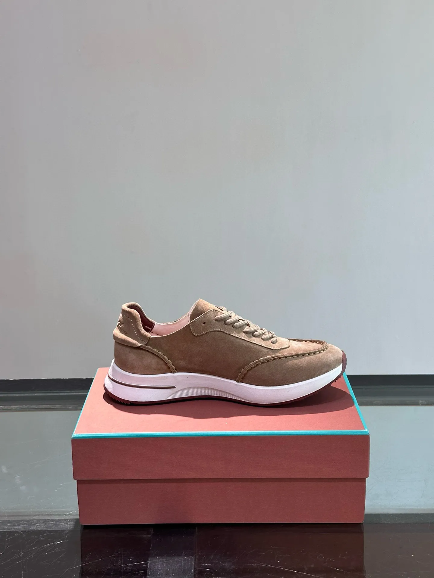 Factory price: 540💰Loro men's shoes💰iana niche Loro classic jogging shoes, men's lace-up casual shoes and sneakers, high-quality lightweight and comfortable fabrics, suitable for outdoor leisure, the color scheme is young and energetic, and it looks great with sportswear or casual suits! Size: 39-46 (customized sizes of 45 and 46 are non-refundable)